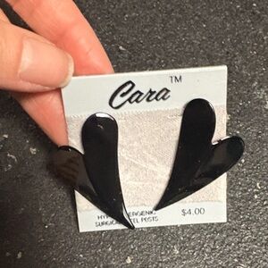 Cara 90s Black Heart Earrings
